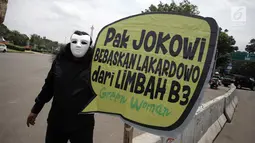 Aktivis Gerakan Perempuan Lakardowo Mandiri (Green Woman) saat aksi di depan Istana Negara, Jakarta, Kamis (1/2). Mereka meminta Presiden Jokowi membebaskan limbah B3 yang mencemari Lakardowo, Jetis, Mojokerto, Jawa Timur. (Liputan6.com/Arya Manggala)
