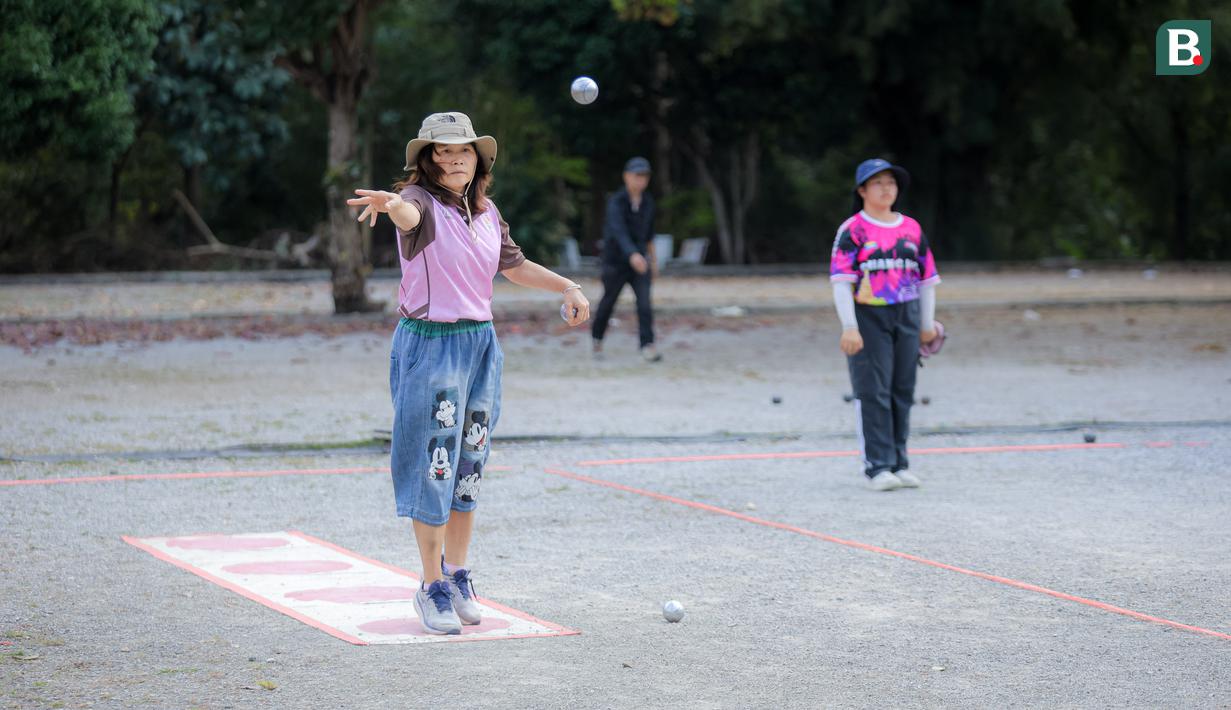 Orang tua yang masih semangat bermain olahraga Petanque di Lapangan Latih Dua Kompleks 700th Anniversary of Chiang Mai Stadium, Kamis (11/12/2025).