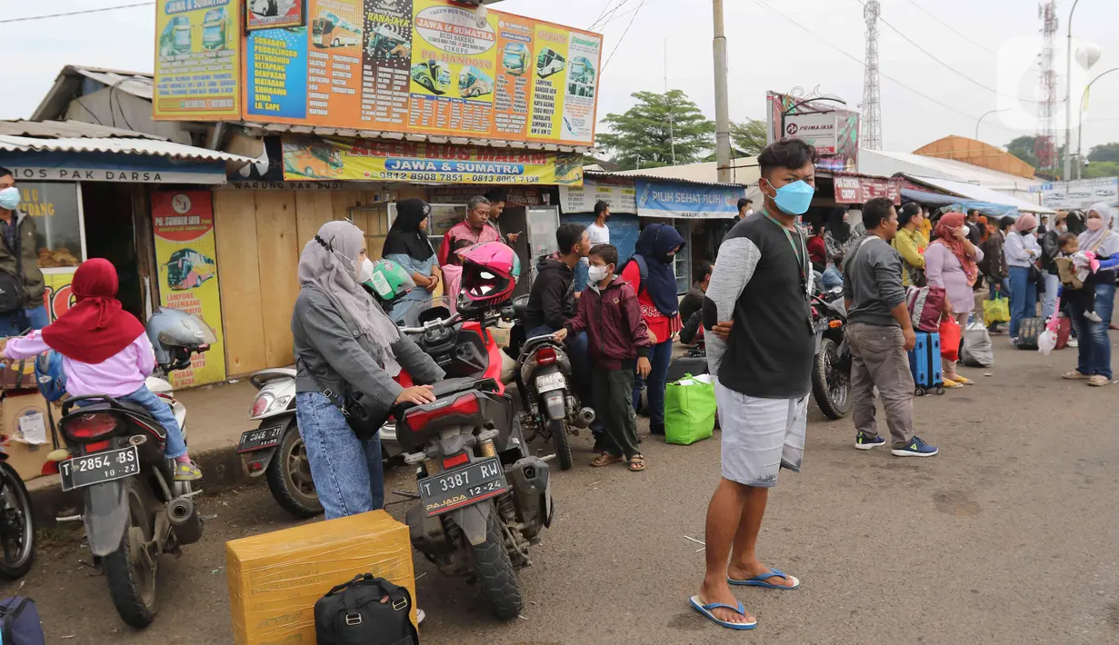 <p>Sejumlah pemudik menunggu kedatangan bus di Simpang Cikopo, Jawa Barat, Sabtu (30/4/2022). Memasuki H-2 Hari Raya idul Fitri 1443 Hijriah terpantau masih ramai para pemudik jurusan Jawa Tegah dan Jawa Barat yang naik melalui simpang Cikopo tersebut. (Liputan6.com/Herman Zakharia</p>