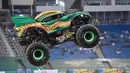 Truk monster saat melewati rintangan selama pertunjukan Monster Jam di Riyadh, Arab Saudi, Jumat (17/3). Selain atraksi truk monster, aksi-aksi menakjubkan lainnya diperlihatkan oleh para crosser. (AFP Photo/Fayez Nureldine)