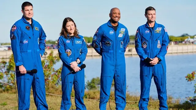 Para awak misi Artemis II NASA, penerbangan berawak yang akan mengitari Bulan, mengikuti konferensi pers di Kennedy Space Center , Sabtu (17/1/2026).