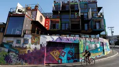 Pengendara sepeda melewati Hotel WineBox Valparaiso di Valparaiso, Chile, Senin (11/3). Hotel WineBox Valparaiso terbuat dari 25 kontainer bekas. (REUTERS/Rodrigo Garrido)
