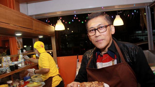 Jarang Syuting Pangky Suwito Eksis Jualan Martabak Showbiz Liputan6 Com Apalagi perannya saat menjadi ani saat beradu akting dengan raja dangdut rhoma irama itu viral sampai sekarang. jarang syuting pangky suwito eksis