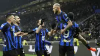 Pemain Inter Milan, Federico Dimarco, melakukan selebrasi setelah mencetak gol ke gawang Udiniese pada giornata ke-15 Serie A 2023/2024 di Stadion Giuseppe Meazza, Milan, Minggu (10/12/2023). La Beneamata menang dengan skor 4-0. (AP Photo/Antonio Calanni)