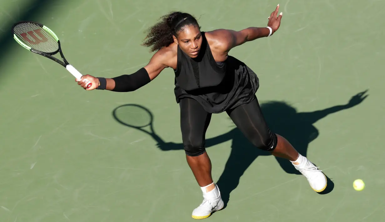 Juara Grand Slam 23 kali, Serena Williams melakukan servis ke arah juara Indian Wells, Naomi Osaka pada babak pertama Miami Terbuka di Crandon Park, Rabu (21/3). Serena takluk dengan skor 3-6, 2-6 hanya dalam waktu satu jam 17 menit. (AP/Lynne Sladky)