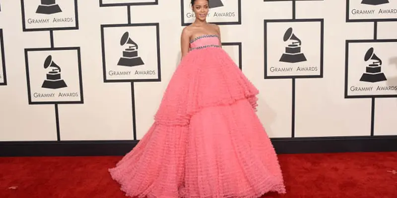 Gaun Putri Dongeng ala Rihanna di Grammy Awards 2015