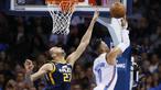 Pebasket Utah Jazz, Rudy Gobert, berusaha menghadang pebasket Oklahoma City Thunder, Russell Westbrook, pada laga NBA di Chesapeake Energy Arena, Rabu (6/12/2017). Thunder menang 100-94 atas Jazz. (AP/Sue Ogrocki)