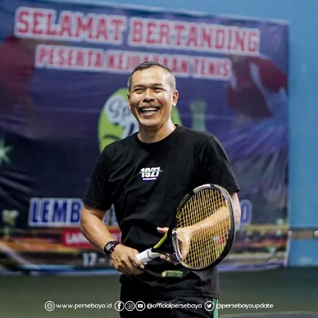 Potret Aji Santoso Pelatih Persebaya Surabaya Saat Bermain Tenis