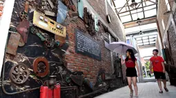 Orang-orang mengunjungi distrik seni Sungai Yangtze 180 di Hefei, Provinsi Anhui, China, 4 Agustus 2020. Distrik seni Sungai Yangtze 180, sebuah kawasan industri budaya dan kreatif, bertransformasi dari pabrik industri tua dan kini menyediakan ruang kantor kreatif serta tujuan rekreasi. (Xinhua/Xie