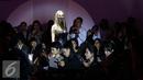 Model mengenakan koleksi Desainer Stella Rissa berpose diantara penonton dalam peragaan busana IPMI Trend Show 2017 di Senayan City, Jakarta (9/11). Stella Rissa menampilkan kreasinyanya yang bertema Rock and Rolla. (Liputan6.com/Gempur M. Surya)