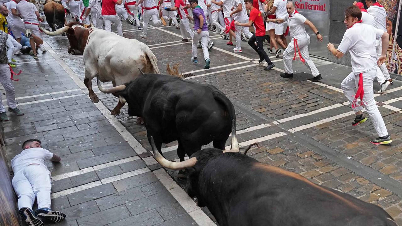 FOTO: Kengerian Festival Lari Banteng di Spanyol: Enam Peserta Dilarikan ke Rumah Sakit