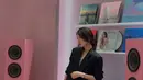 OOTD ngantor yang lebih kasual bisa tiru gaya Bae Suzy yang satu ini. Kenakan tanktop abu-abu, Bae Suzy padukan oversized blazer dan celana hitam. Rambutnya ditata messy low bun agar terlihat lebih santai [@skuukzky]