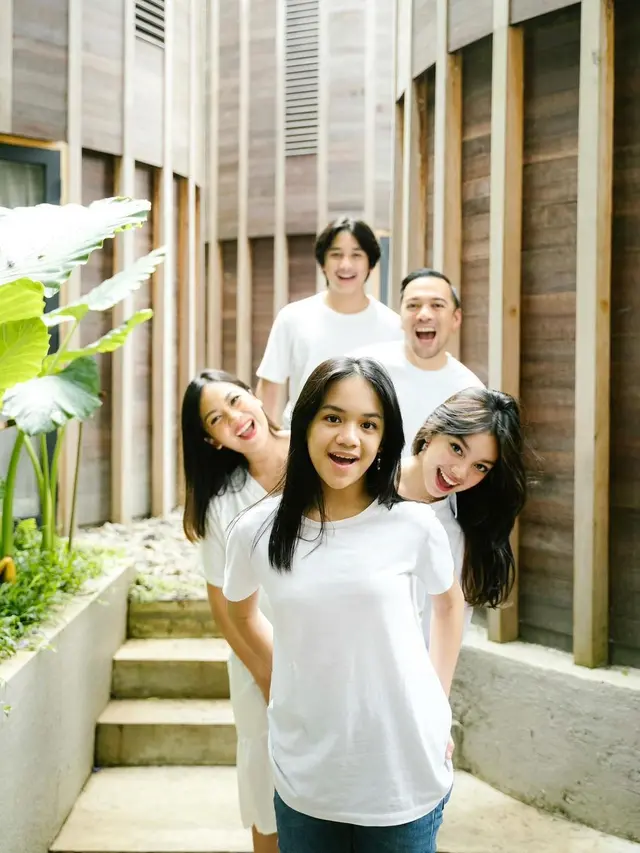 6 Gaya Pemotretan Keluarga The Baldys, Baby Bump Nola B3 Curi Perhatian