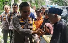Perwira Polri Blusukan ke Kampung, Bagikan Sembako ke Warga Kurang Mampu