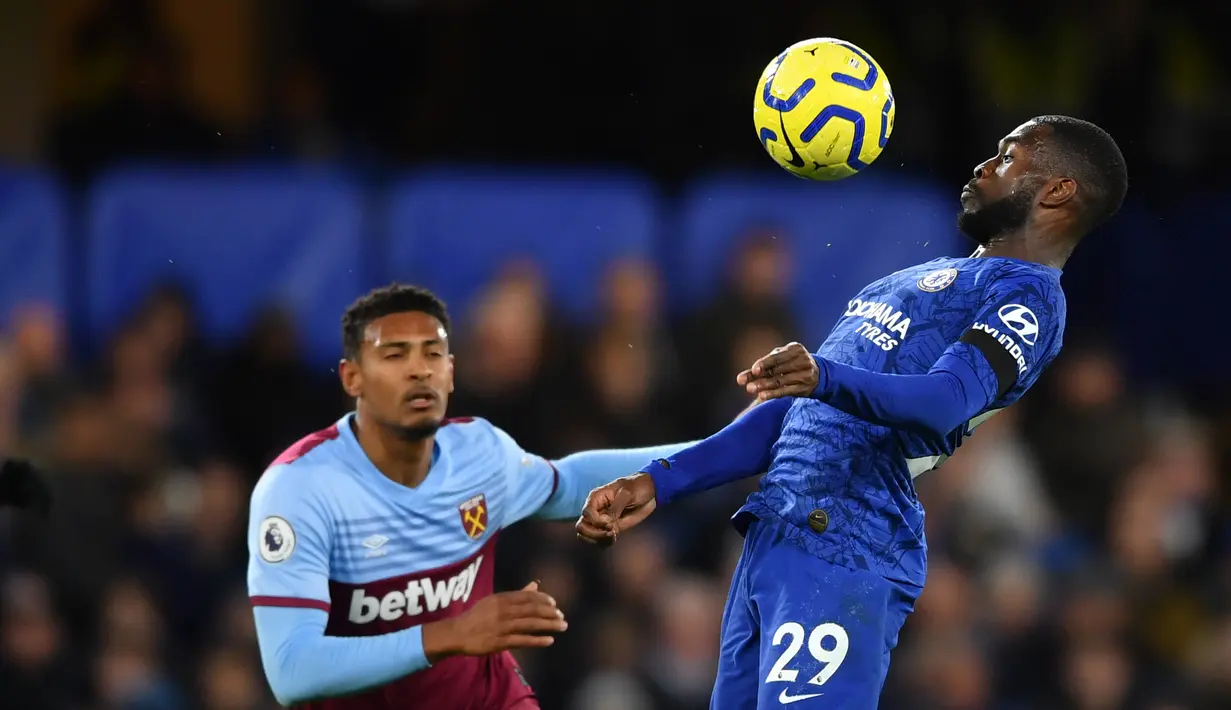 Bek Chelsea, Fikayo Tomori mengontrol bola dari kawalan striker West Ham, Sebastien Haller dalam pertandingan Liga Inggris di Stamford Bridge di London pada 30 November 2019. Tomori akan bermain untuk AC Milan hingga akhir musim 2020-2021 dengan opsi pembelian permanen. (AFP/ Ben Stansall)