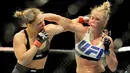 Holly Holm ketika beradu pukul dengan Ronda Rousey pada laga perebutan sabuk kelas batam UFC Women. (EPA/Joe Castro)