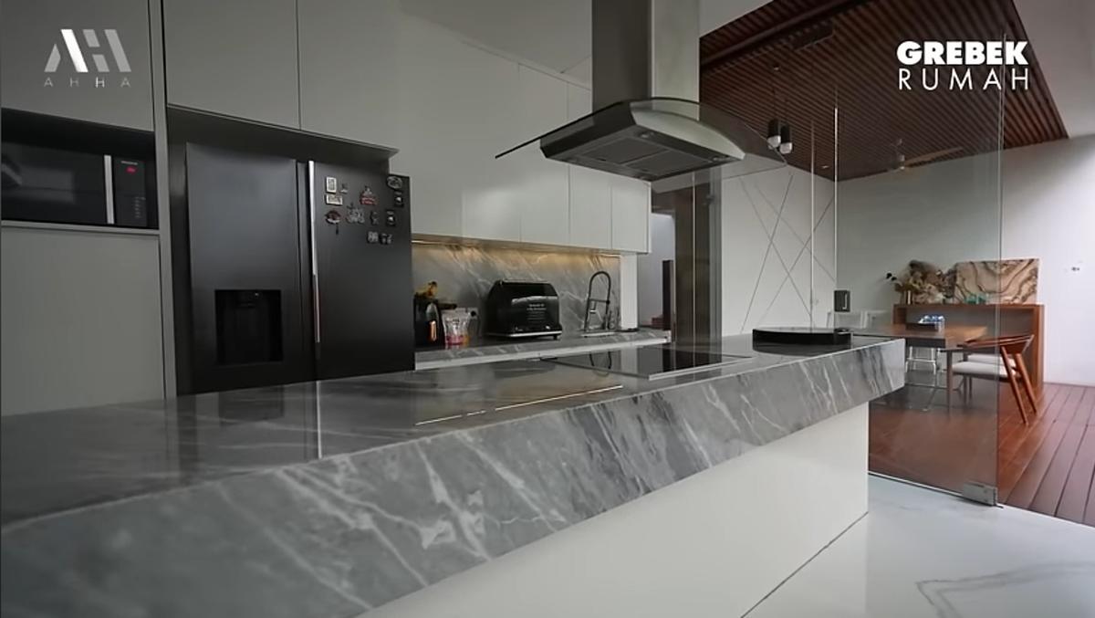 Disebut Berhantu, 3 Potret Dapur Raditya Dika Dekat Taman - Simple Elegan dengan Island Nuansa Abu-abu