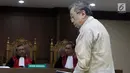 Terdakwa korupsi pengelolaan dana pensiun PT Pertamina, Edward Soeryadjaya saat menjalani sidang putusan di PN Jakarta Pusat, Kamis (10/1). Edward dinyatakan bersalah, dihukum 12 tahun 6 bulan penjara, denda Rp 500 juta. (Liputan6.com/Helmi Fithriansyah)