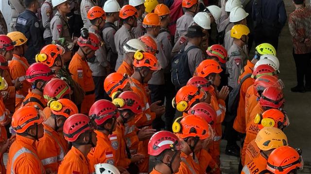 Petugas melakukan pembersihan puing reruntuhan gedung musala Pondok Pesantren Al Khoziny. Foto BNPB