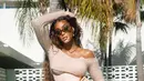 Beda lagi dengan Winnie Harlow yang tampil serba-knit dengan look chic lewat koordinari warna beige yang sleek (Foto: Fendi)