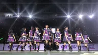 Penampilan JKT48 saat acara Grand Final AXIS Nation Cup 2023 di Istora Senayan, Jakarta, Minggu (15/10/2023). JKT48 yang tampil dengan 12 personel, menggebrak dengan lagu pertama "Aitakata" atau Ingin Bertemu. (Bola.com/Bagaskara Lazuardi)