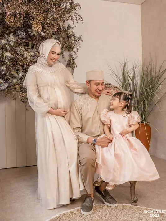 <p>Dalam hitungan bulan, akan bertambah satu anggota keluarga baru di tengah-tengah mereka. (Foto: Instagram/ riomotret)</p>