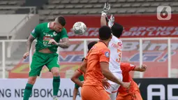 Pemain PSS Sleman, Aaron Evans, menyundul bola saat melawan Persiraja Banda Aceh pada laga BRI Liga 1 di Stadion Madya, Jakarta, Sabtu (11/9/2021). Persiraja Banda Aceh menang tipis atas PSS Sleman 3-2. (Bola.Com/M Iqbal Ichsan)