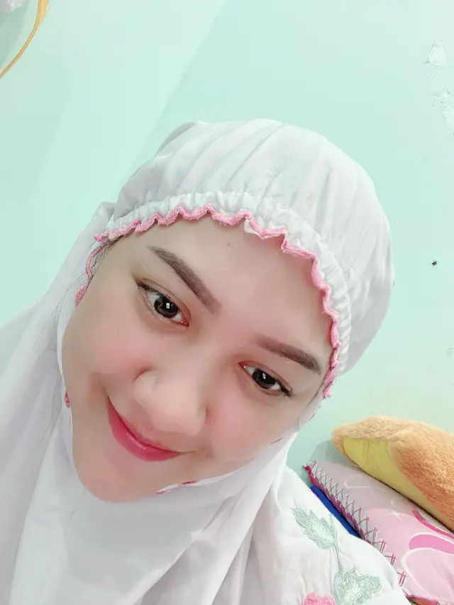 Potret pedangdut Happy Asmara kenakan hijab