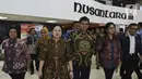 Ketua DPR Puan Maharani bersama Menko Perekonomian Airlangga Hartarto (ketiga kanan) jelang penyerahan draft RUU Omnibus Law di Kompleks Parlemen, Senayan, Jakarta, Rabu (12/2/2020). Pemerintah mengajukan RUU Omnibus Law Cipta Lapangan Kerja dan RUU Omnibus Law Perpajakan. (Liputan6.com/Johan Tallo)