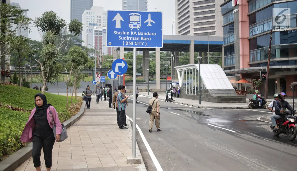 Papan penunjuk untuk mempermudah warga berpindah transportasi di kawasan integrasi transportasi Dukuh Atas, Selasa (30/4/2019). Kawasan Terintegrasi Dukuh Atas  menghubungkan empat transportasi umum di DKI Jakarta, yaitu Transjakarta, MRT, KRL, LRT, dan Kereta Bandara. (Liputan6.com/Faizal Fanani)