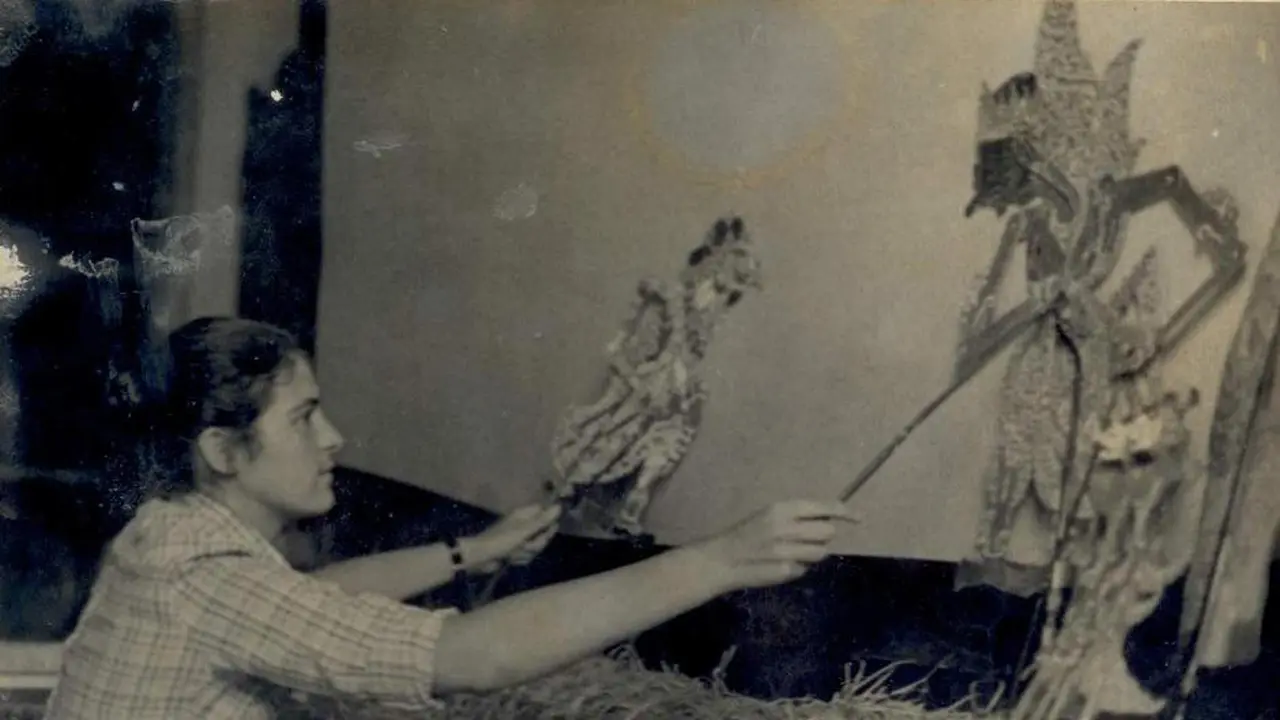 Perkenalkan Helen Pausacker, Dalang Wayang Cantik dari Australia 