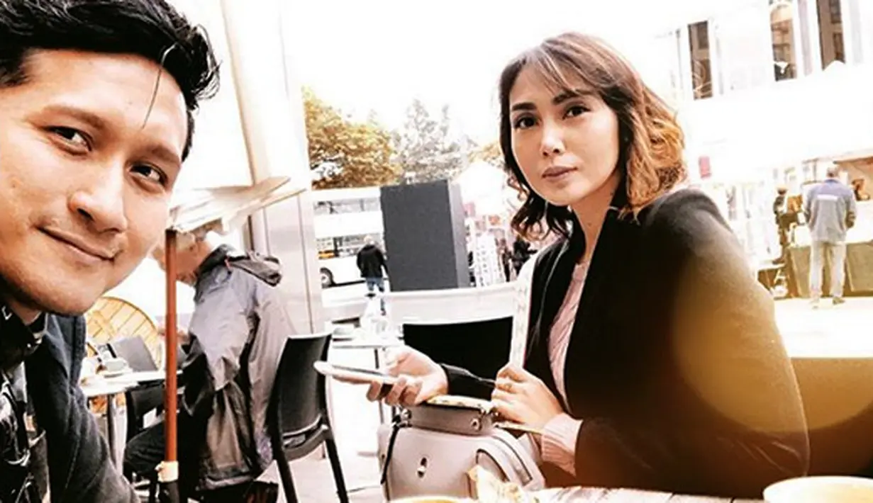 Menurut manajer Fenita, Soni, saat dihubungi Liputan6, kejadian nahas itu terjadi pada hari Minggu (26/11). Saat istrinya akan membuatkan kopi untuk suaminya. Air panas tersenggol dan kena kedua pahanya. (Instagram/ariekuntung)