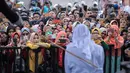Antusiasme warga saat menyaksikan hukum cambuk terhadap pekerja seks komersial (PSK) online di halaman Masjid Jamik Lueng Bata, Banda Aceh, Aceh, Jumat (20/4). Dua PSK online masing-masing mendapat hukuman 11 kali cambukan. (AP Photo/Heri Juanda)
