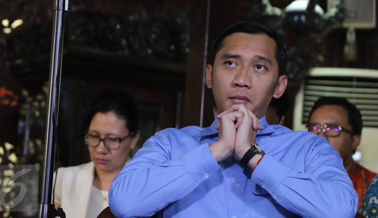 Edhie Baskoro Yudhoyono (Ibas) menyimak konferensi pers Ketum Partai Demokrat Susilo Bambang Yudhoyono (SBY) di Cikeas, Bogor, Rabu (2/11). SBY angkat suara seputar isu terhangat yang ada di Indonesia satu minggu belakangan. (Liputan6.com/Herman Zakharia)
