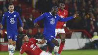 Bek Chelsea, Kalidou Koulibaly berduel dengan gelandang Nottingham Forest, Remo Freuler dalam lanjutan Liga Inggris 2022/2023, Senin (2/12/2023) dini hari WIB. (AP Photo/Rui Vieira)