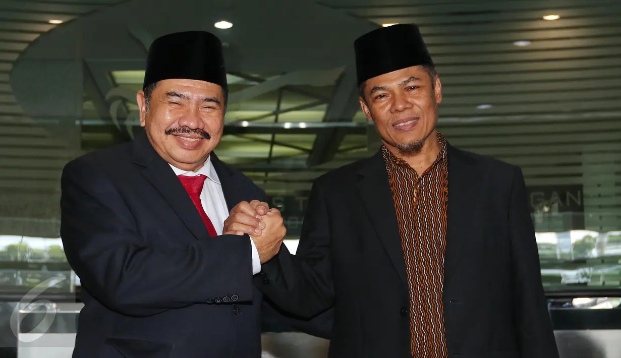 Ketua Pusat Pelaporan dan Analisis Transaksi Keuangan (PPATK),  Kiagus Ahmad Badaruddin berjabat tangan dengan Mantan Ketua PPATK, M Yusuf usai sertijab di Gedung PPATK, Jakarta, Rabu (26/10). (Liputan6.com/Angga Yuniar)