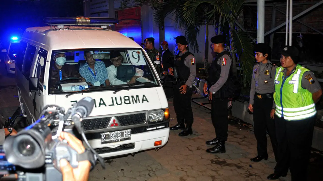 Ambulans nomor 9 pembawa peti mati terpidana mati kasus narkoba Zainal Abidin.
