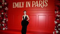 6 Gaya Pesohor di Karpet Merah Premiere Emily in Paris Season 5, Lily Collins Bergaya ala Prancis