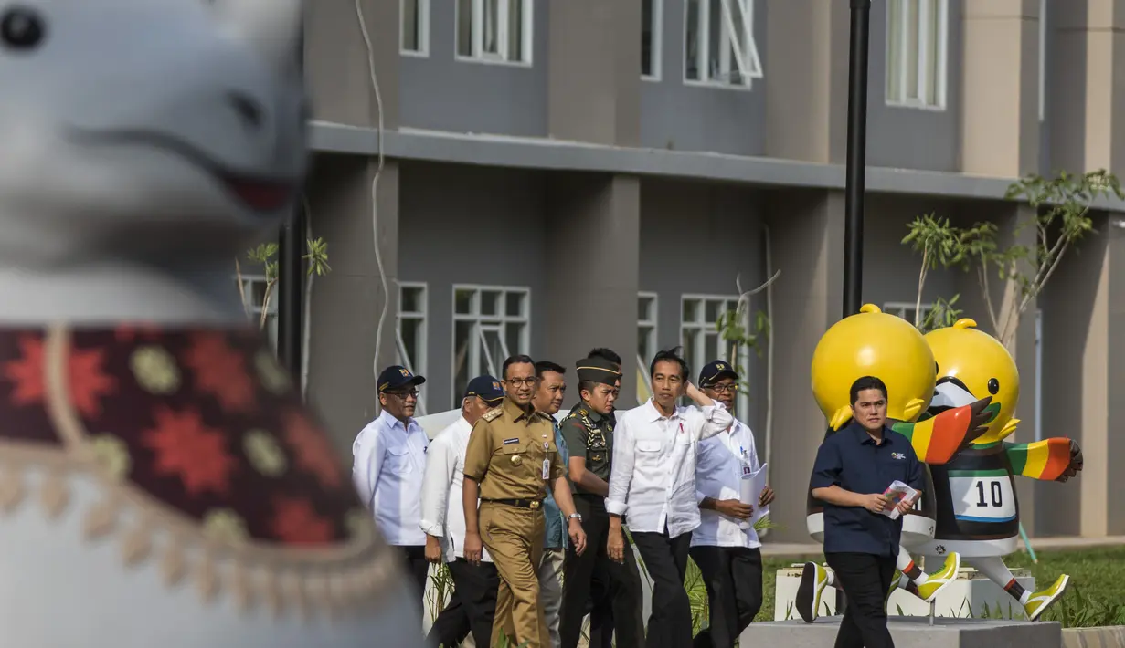 Presiden Indonesia, Joko Widodo, memantau kesiapan Wisma Atlet di Kemayoran, Jakarta, Senin (26/2/2018). Lokasi ini akan dijadikan tempat tinggal para atlet pada ajang Asian Games 2018. (Bola.com/Vitalis Yogi Trisna)