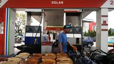 Pemerintah kembali melakukan pengendalian konsumsi bahan bakar minyak (BBM) bersubsidi dengan menghapus premium di Stasiun Pengisian Bahan Bakar Umum (SPBU) yang berada di jalan tol mulai 6 Agustus 2014.