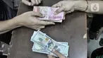 Seorang warga menjual uang dolar Amerika Serikat di salah satu gerai money changer di Jakarta, Senin (4/7/2022). Rupiah kembali melemah melawan dolar Amerika Serikat (AS) pada perdagangan mendekati lagi Rp15.000 per USD 1 dan menjadi salah satu yang terburuk. (merdeka.com/Iqbal S Nugroho)