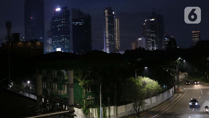 Suasana malam gedung-gedung perkantoran di Jakarta, Rabu (27/5/2020). Pemerintah akan mengerahkan personel TNI/Polri guna memastikan masyarakat menerapkan protokol kesehatan diantaranya menggunakan masker, jaga jarak, dan hindari kerumunan. (Liputan6.com/Helmi Fithriansyah)