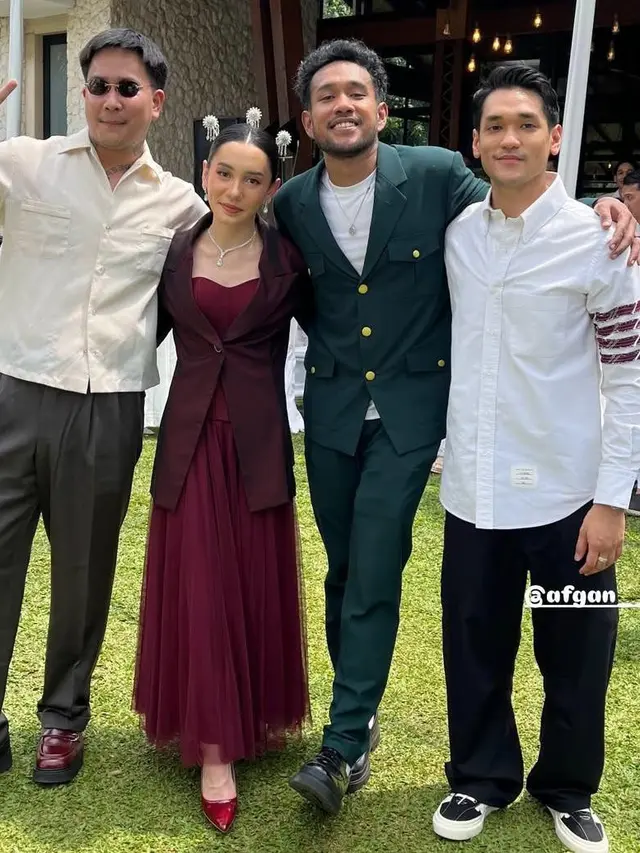 6 Gaya Unik Jelita Clough Resmi Menikah dengan Teddy Adhitya, Padukan Dress Maroon dan Blazer Modern dengan Aksesori Tradisional