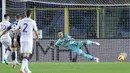 Penyerang Fiorentina, Krzysztof Piatek saat mencetak gol lewat titik penalti ke gawang Atalanta dalam pertandingan perempat final Coppa Italia di di stadion Gewiss di Bergamo, Italia, Jumat (11/2/2022). Dengan kemenangan ini, Fiorentina berhasil melaju ke semifinal dan akan melawan Juventus. (Spada/
