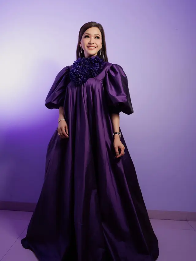 Pesona Maia Estianty dalam Gaun Ungu Couture, Anggun dengan Sentuhan Dramatis