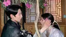 Foto ini juga menarik perhatian netizen. Bagaimana tidak, jika Lee Jae Wook terlihat memasangkan bunga ke telinga Go Yoon Jung layaknya sepasang kekasih? Foto: Instagram.