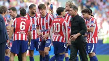Pelatih Atletico Madrid asal Argentina Diego Simeone, penyerang Atletico Madrid asal Argentina #19, Julian Alvarez (kanan), dan rekan satu timnya berfoto saat istirahat hidrasi selama pertandingan Liga Spanyol antara Club Atletico de Madrid dan Villarreal CF di Stadion Metropolitano di Madrid pada 23 Agustus 2026. (Pierre-Philippe MARCOU/AFP)