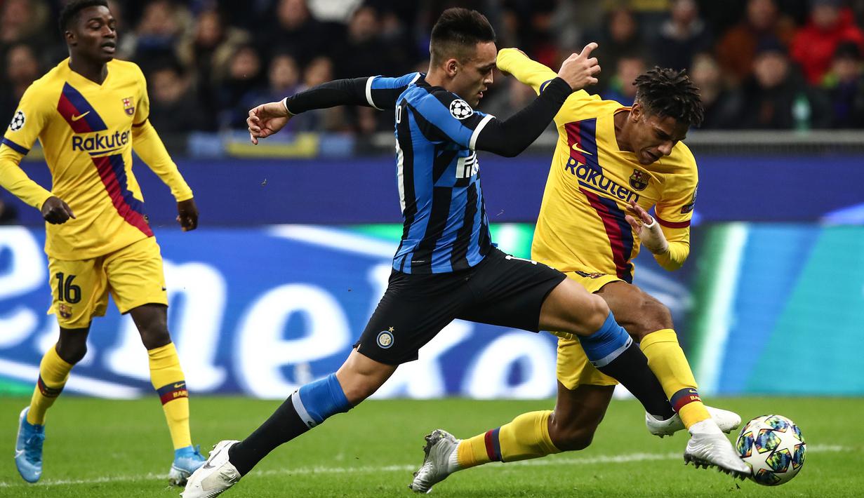 Striker Inter Milan, Lautaro Martinez, berebut bola dengan bek Barcelona, Jean-Clair Todibo, pada laga Liga Champions di Stadion San Siro, Milan, Selasa (10/12). Inter kalah 1-2 dari Barcelona. (AFP/Isabella Bonotto)
