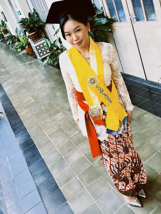 Di acara wisudanya, Reina Kato mengenakan kebaya dan bawahan batik (instagram/yukikt)