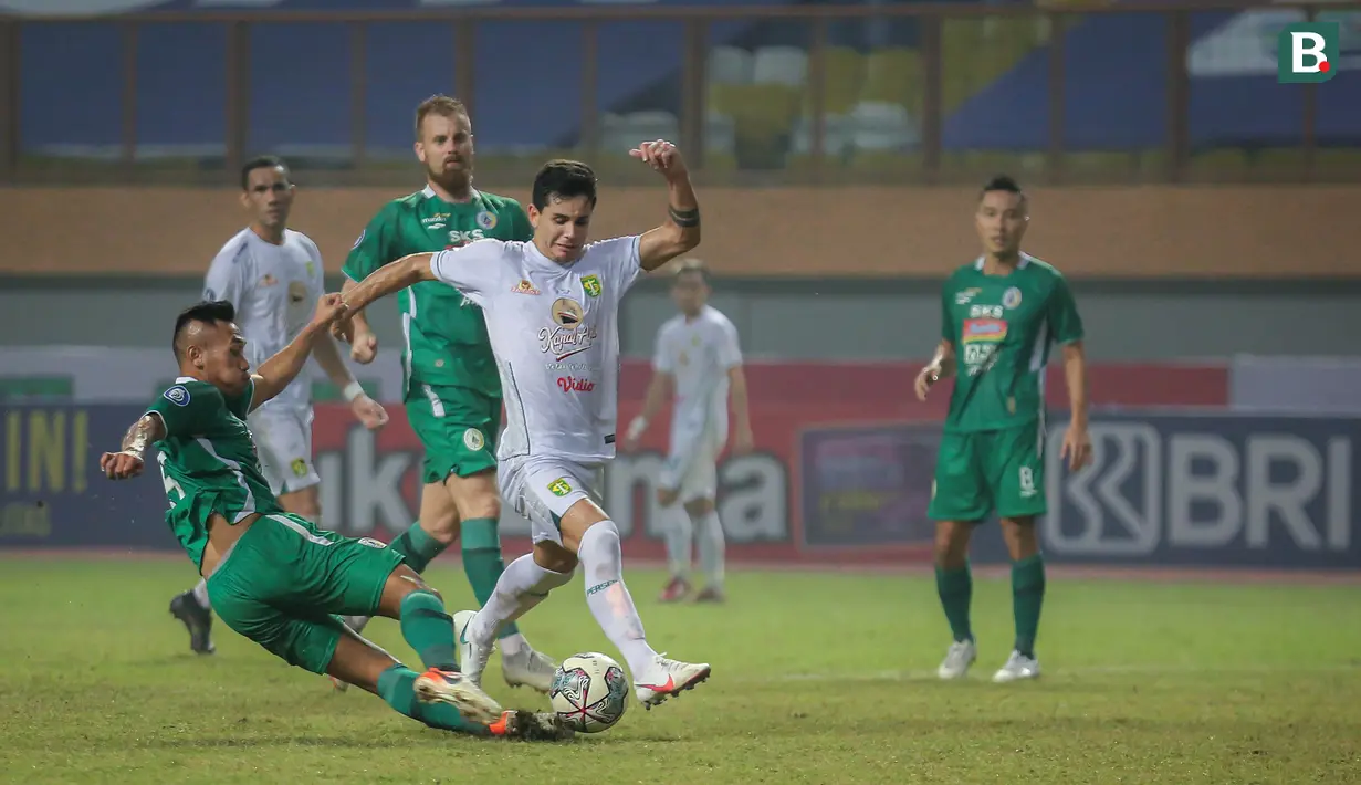 Persebaya tetap melancarkan serangan di awal babak kedua meski sudah unggul dua gol. Kans kembali lahir dari gelandang Bruno Moreira di menit ke-50 lewat tendangan keras dari luar kotak penalti, meski masih melambung. (Bola.com/Bagaskara Lazuardi)